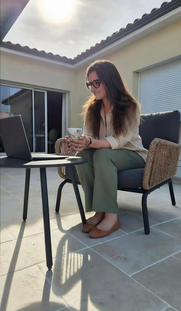 Founder of Journeasy France planning a bespoke travel itinerary on a laptop.