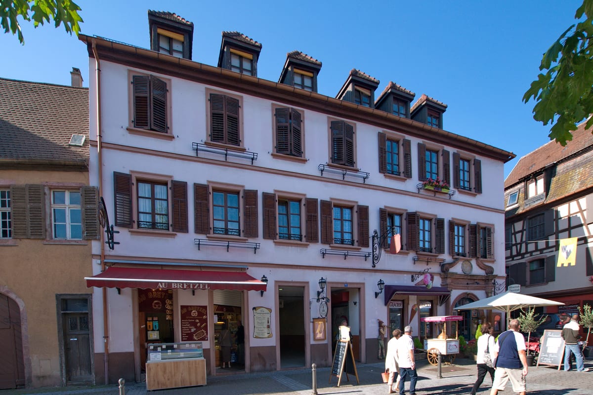 Alsace itinerary: the village of Ribeauville below its castles